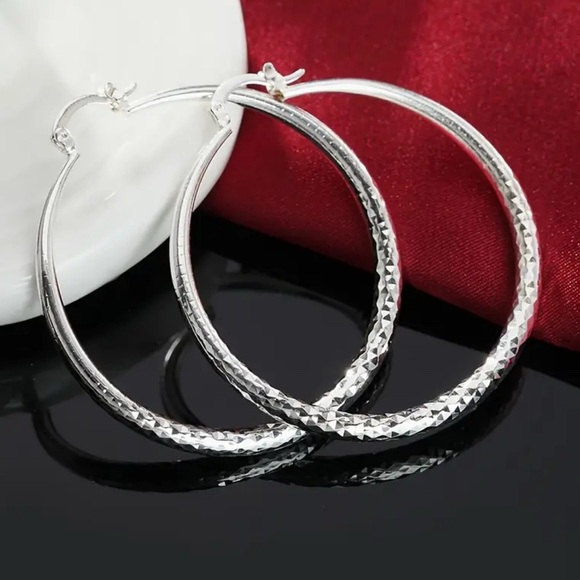 925 sterling silver hoop earrings with Italian clasp with classic engraving NWT - Picture 1 of 5